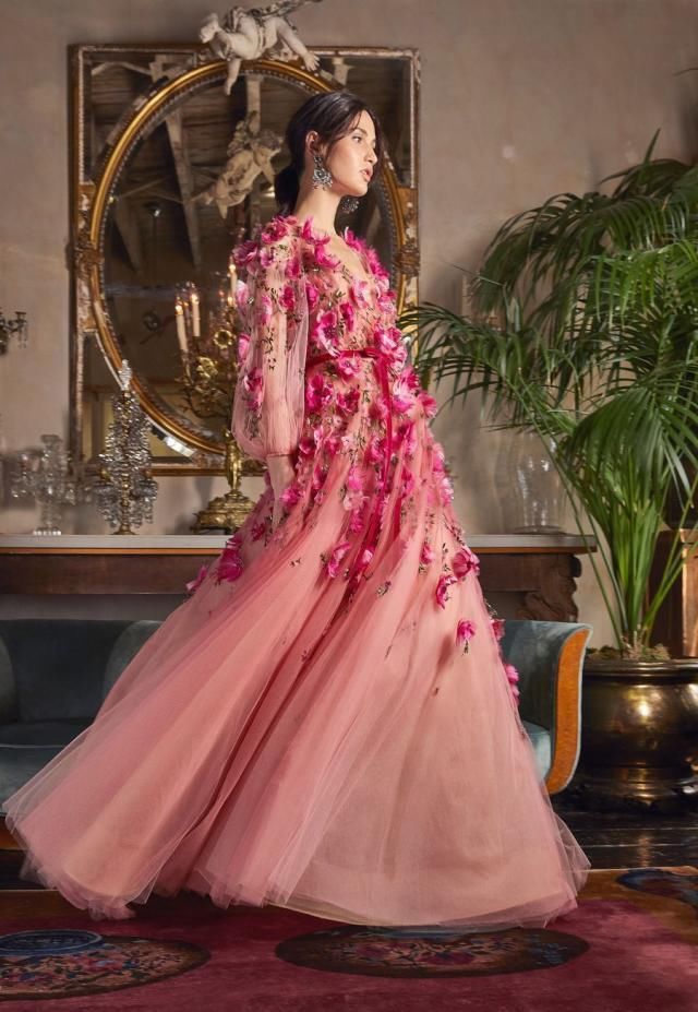  渐变|Marchesa 2020高级定制礼服，古典花卉粉色羽毛，优雅渐变层叠