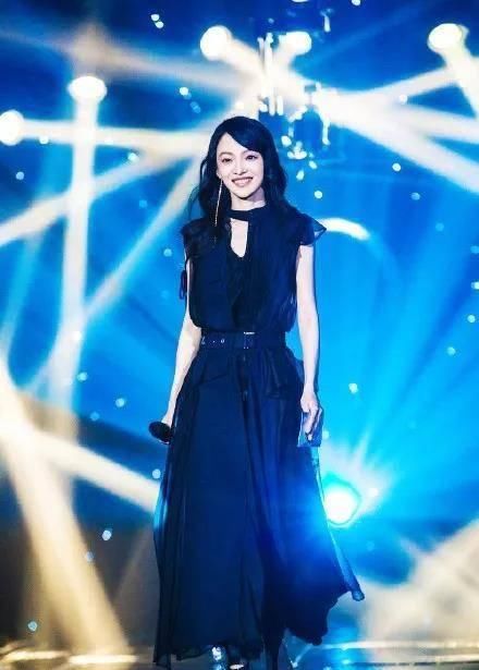  草帽|张韶涵穿“露脐装”美出新高，看到毛球草帽那刻：是小仙女转世吧