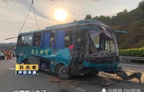  山沟|大巴被追尾翻落山沟，消防紧急救出11名乘客