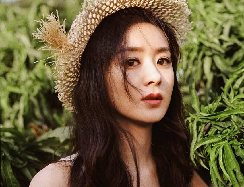  中餐厅|赵丽颖《中餐厅4》发布会造型，橘色上衣加皮裤，这腰太优越了