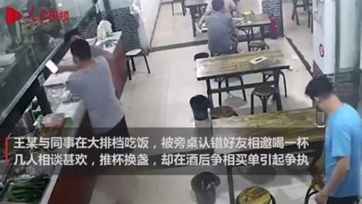 受邀|男子受邀隔壁桌喝酒帮忙买单被围殴，打人者：我又不是付不起钱！