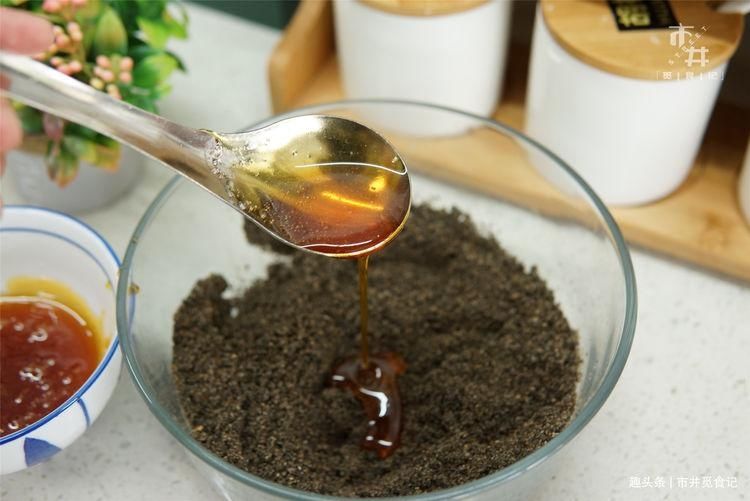  蜂蜜|1碗黑芝麻，3勺蜂蜜，搓一搓做“黑芝麻丸”，1元1颗，头发黑又亮