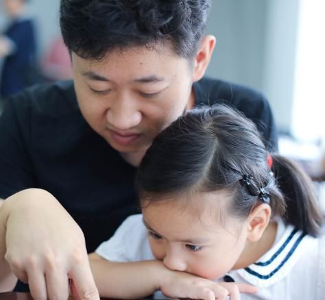  低头|爸爸低头玩手机，转眼孩子就不见了，酿成了一辈子的悲痛