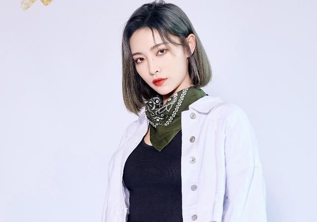  拍照的时|THE9综艺节目单人照，其他妹妹一脸高冷，只有这位成员在甜甜地笑