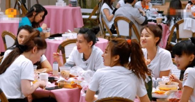  姐姐|《乘风破浪》里最没存在感姐姐，独自一桌吃饭，连吴昕都不熟悉她