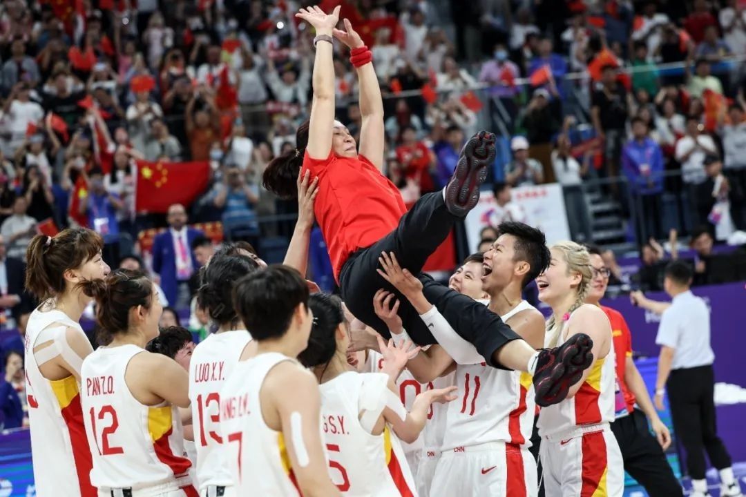中国女篮主教练郑薇，武汉人，父母都是篮球运动员