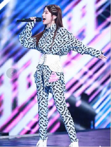  黑粉|陈卓璇再次出圈，决赛唱跳单曲播放破210万，黑粉纷纷路转粉