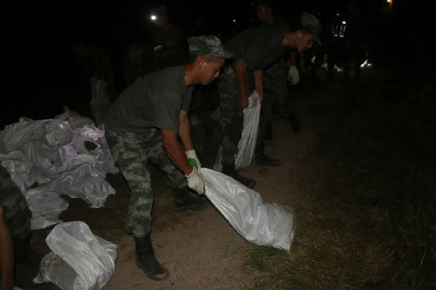  劲旅|守住最后防线!＂太行劲旅＂通宵加固圩堤