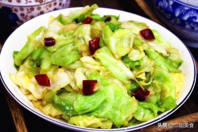 做出来的手撕包菜|做手撕包菜，可不是光炒包菜那么简单，教您一招，包菜脆嫩爽口