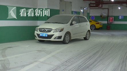  记者|用灭火器比赛喷射！熊孩子一招让十多辆车全遭殃