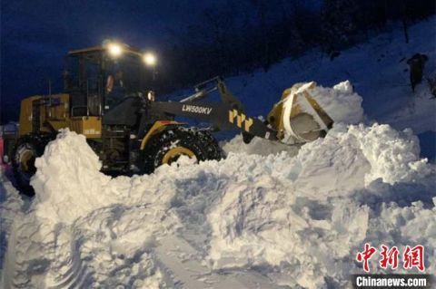  中国雪乡|亚雪公路经昼夜清雪恢复通行：游客顺畅往返雪乡