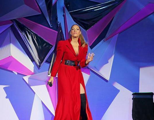  女人|真正时髦的女人，今夏都在穿“开叉长裙”，这优雅性感到骨子里