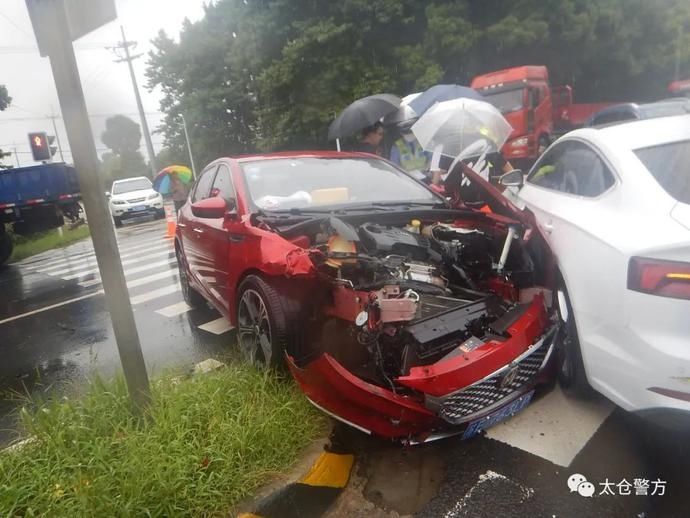  大货车|“一盔一带”安全守护行动丨小轿车撞大卡车，老人和10个月大婴儿安然无恙，都因为它……