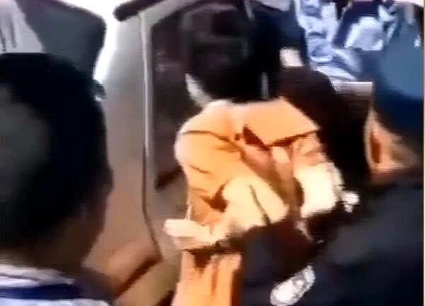 景区|嚣张！大妈景区疯狂破坏公共设施，被抓后一脸无辜：我心情不好