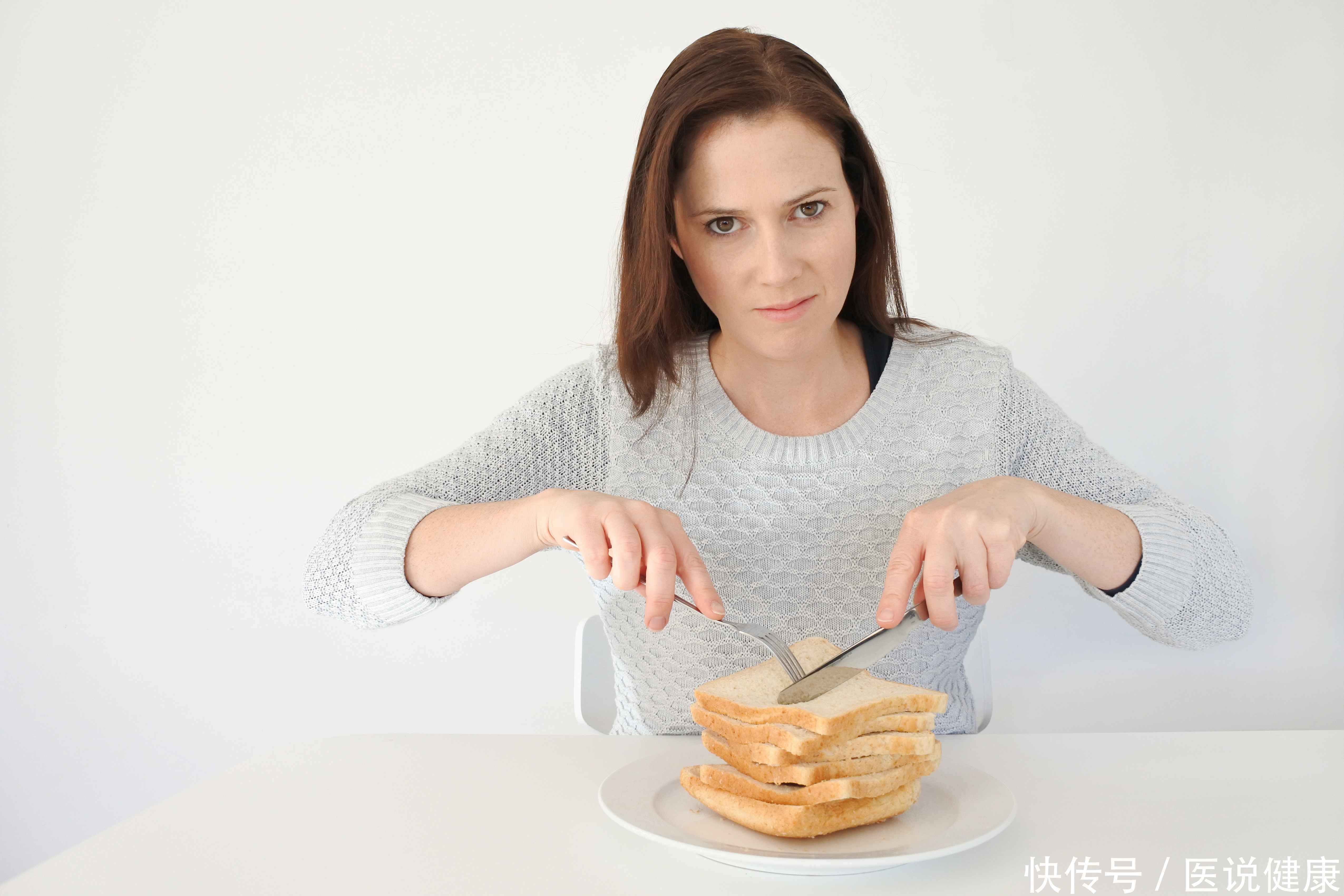 糖尿病人总是饿怎么办(糖尿病人总是饿怎么办？营养师：想要改善这种情况，需遵循这4点)