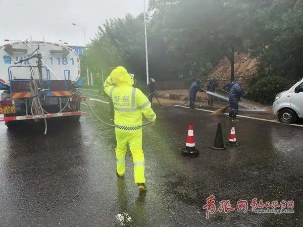 冲跑|地铁停运,海水浴场、崂山景区全线关闭!青岛这场暴雨,小区大门都被冲跑了