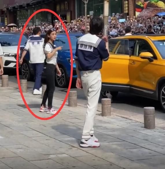 动作|蔡徐坤为baby开车门,谁注意了baby的下意识动作?修养不是装出来的