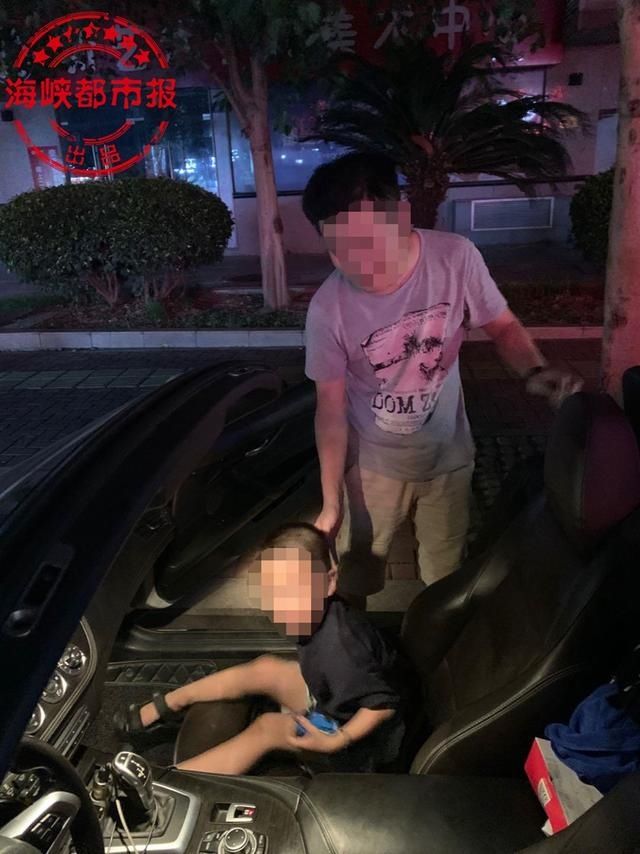  独留|男童独留敞篷车上 熊爸竟放心去游玩