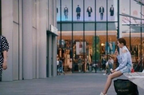  壮实|关晓彤再次证明肩宽骨架大吃大亏，《二十不惑》她身板太显壮实了