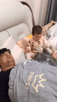 难道|搞笑GIF:这难道就是传说的轻功水上漂吗,这场地也太滑了吧: