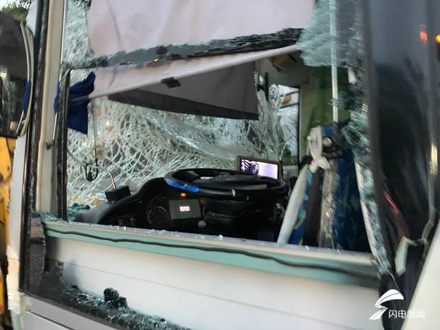  公交车|济南通报两辆公交车与旅游大巴相撞事故：公交车为躲避私家车紧急刹车