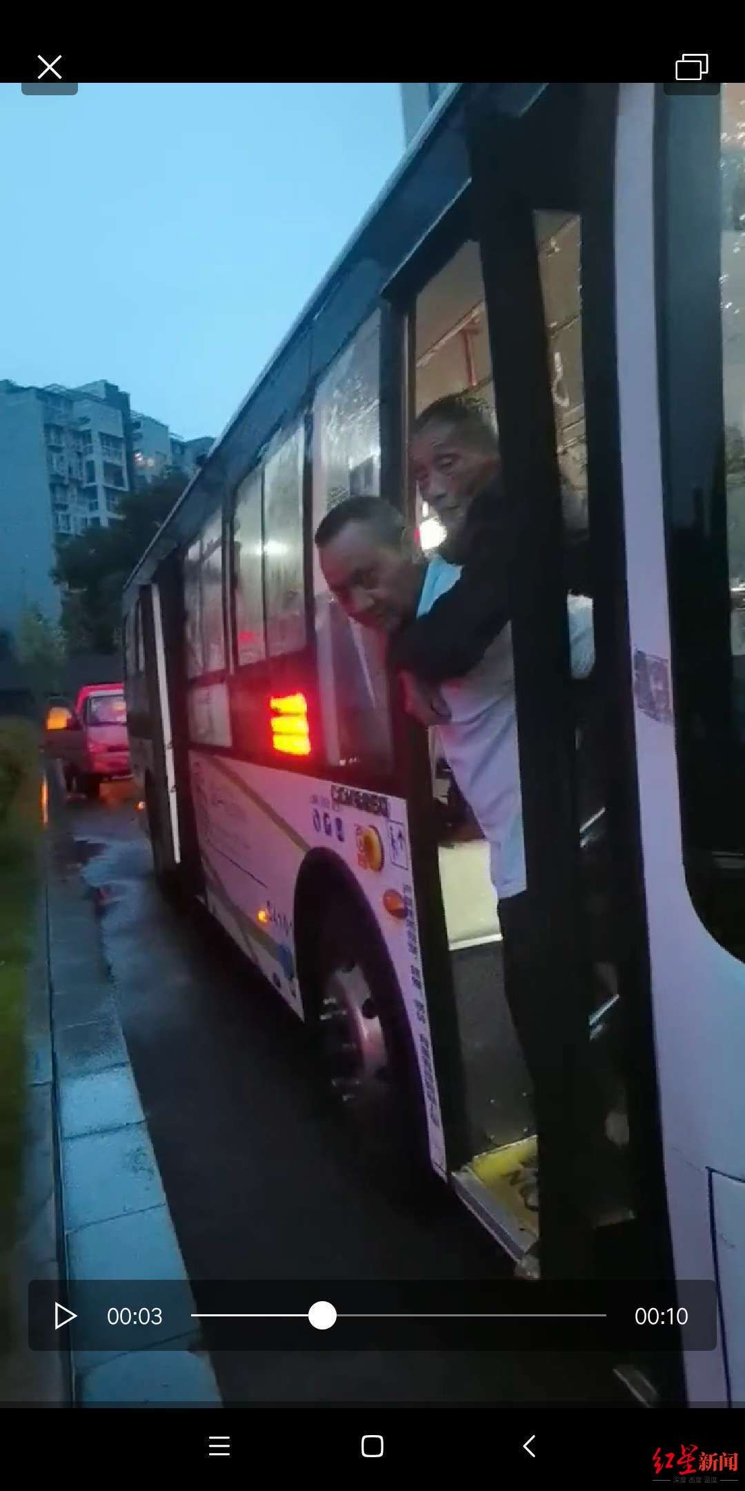 公交车|大雨中，公交车司机的这个举动很暖心……