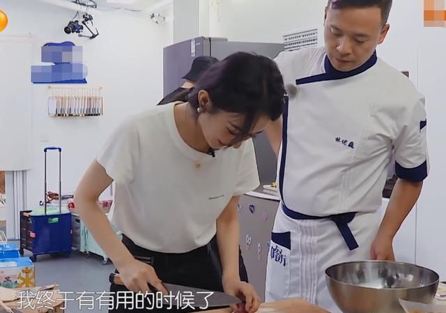 林大厨|赵丽颖节目切牛肉,镜头给到她手部特写,这是对备菜最大的尊重