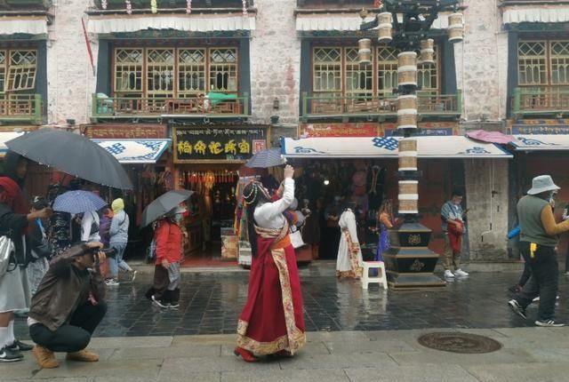 冒雨|布达拉宫前合影,自行车打包托运,冒雨闲逛八廓街