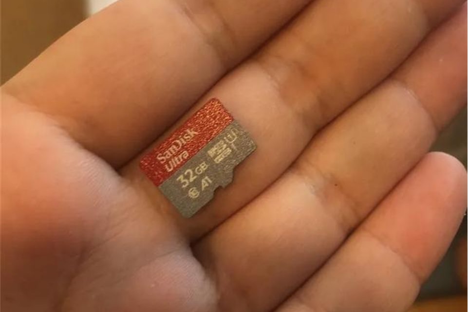 摄像头|姑娘租房近半年，才发现插座里摄像头：里面有3000多个隐私视频
