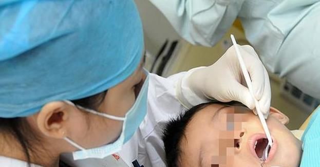  鱼刺|5岁女孩鱼刺卡喉，奶奶一分钟处理获医生称赞：有文化的老人
