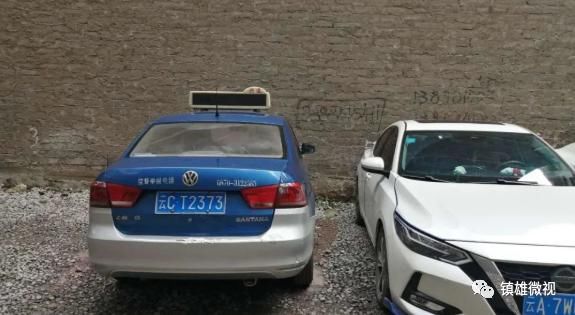 出租车|镇雄一出租车司机开车途中微信视频聊天,结果...