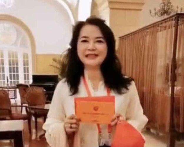 感觉|老了就不适合化浓妆,胡慧中装嫩完全认不出,不真实更不优雅!