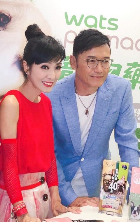  搭配|62岁苗侨伟帅气不减，白T恤+蓝西装精神抖擞，衬的65岁米雪真娇嫩