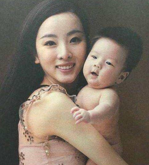  嘲笑|她是央视最美主持人，春晚上主持失误被嘲笑，事业巅峰连生俩娃！