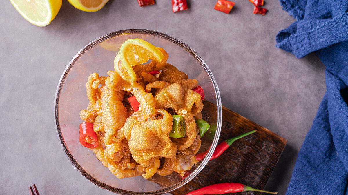  菜场|菜场买来几只鸡爪，凉拌了几下，孩子吃的一口不剩，真过瘾！