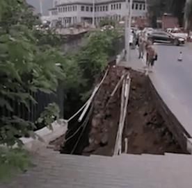  监控|人行道突然垮塌，两人瞬间被“吞没”！监控还原惊险一幕！