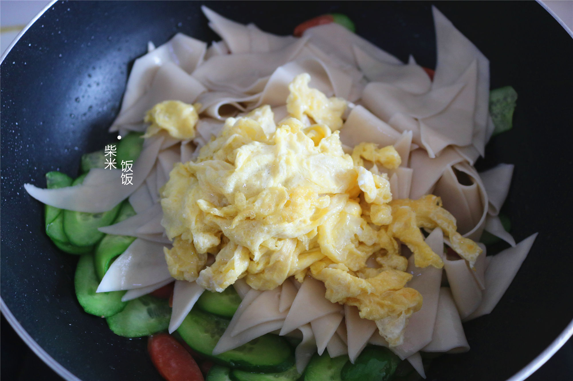  鸡蛋|娘俩的懒人午餐，饭菜一锅出，每人一碗，网友：真省事