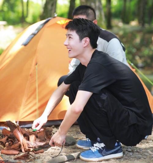  王一博|《以家人之名》三兄妹野外露营欢乐多，王一博他们是一群憨憨吗