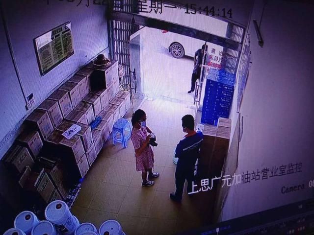  合力|女顾客不慎将提包遗落在厕所，钦州这加油站员工合力寻失主