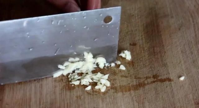 好吃|椒盐蒜香排骨的家常做法，咬上一口香酥入味，咸香爽口，特别好吃