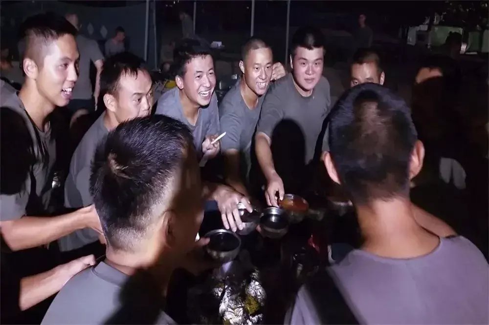 羡慕|解放军野外驻训伙食怎么样?小龙虾、烤全羊随便造!能羡慕死印军