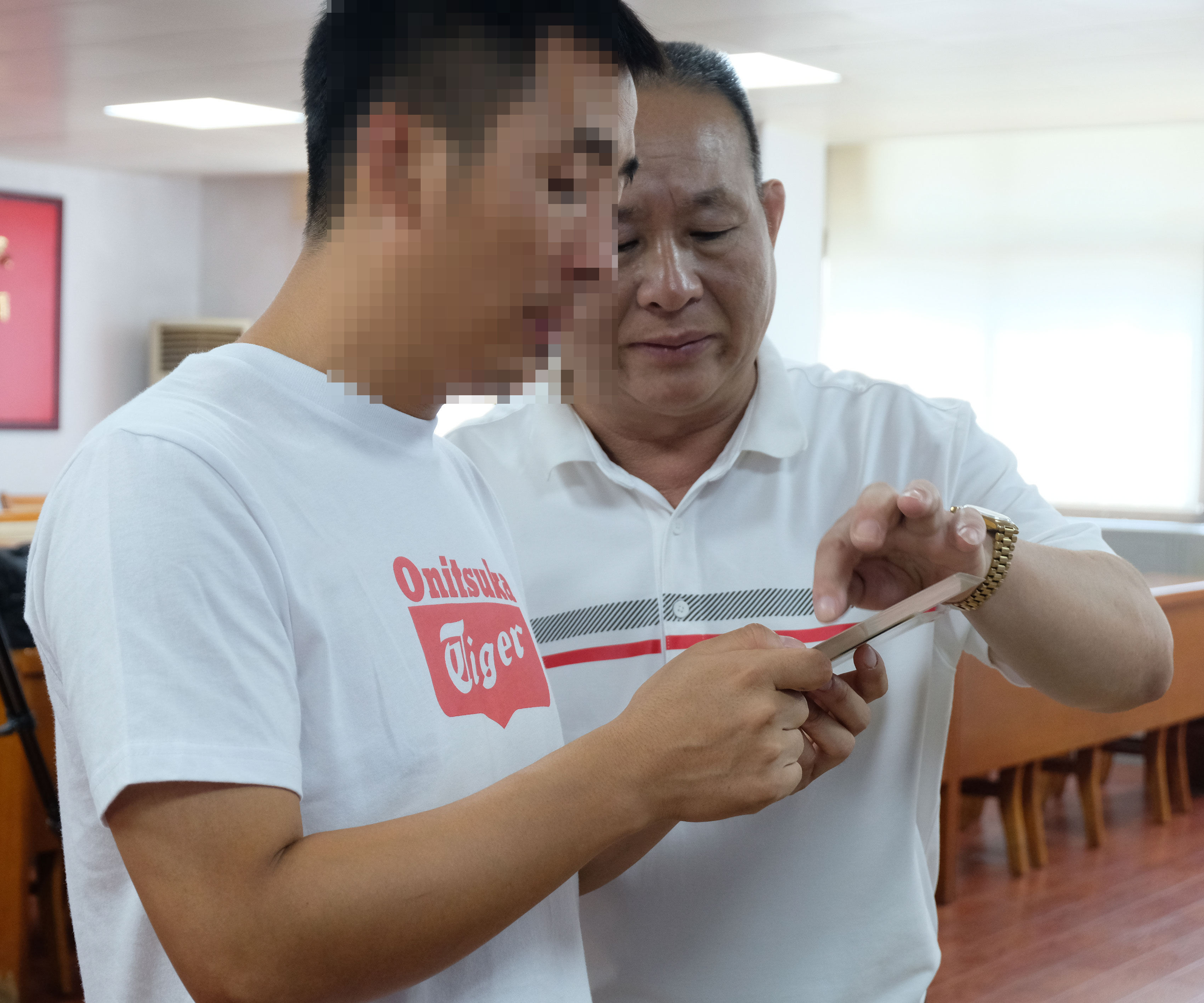 肇庆|人贩子以零食为饵将4岁童拐走，29年后一家人终相认