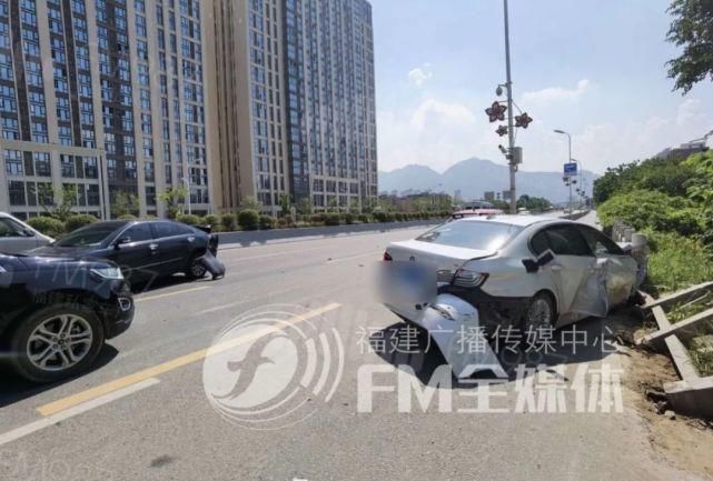 砰砰|砰砰砰砰！福州市区一宝马连撞3车！“它飞一样的过来了”