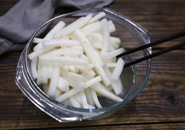  酱汁|爽口萝卜条，腌上一罐，下粥神器！