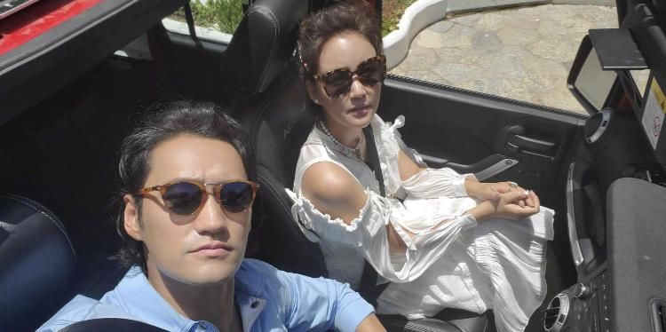  笑容|张歆艺掌镜为吉娜拍照，吉娜露甜美笑容少女感十足