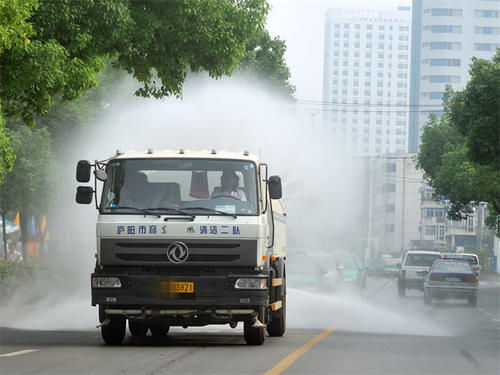  车主|洒水车“喷掉”宝马车漆，女车主索赔物业，物业：顶多出1000！