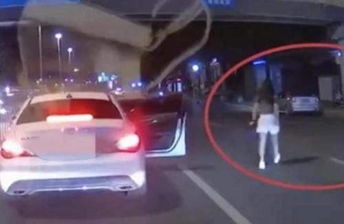  急刹车|奔驰马路上急刹车，男子将女朋友一脚踹下车：让你抢我方向盘