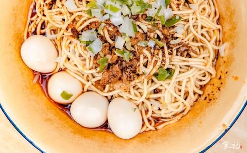 打包|天呐!让人专程驱车上百公里来打包的炸酱面,竟在襄城藏了24年!