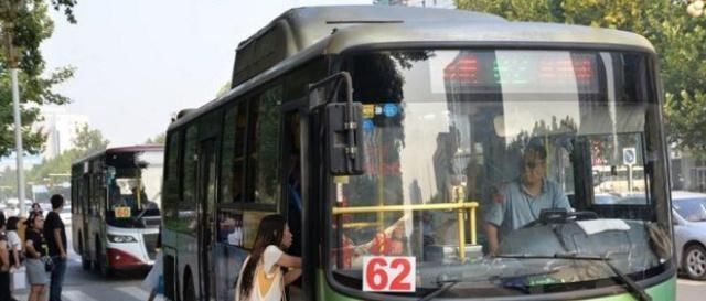 母亲|公交车上，孕妇要求小孩让座，旁边妈妈的做法，让乘客拍手叫绝