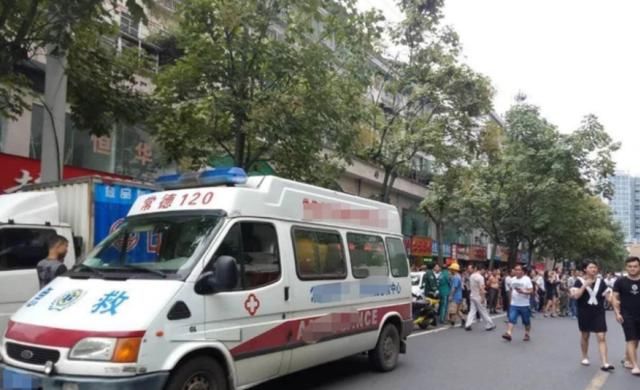 鸣笛|救护车鸣笛路虎车都不让,整整耽误74秒,车主:要是你会让?